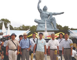 平和祈念像の前で（左から２番目が西村さん）