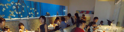 熱帯魚が泳ぐ水槽を見ながらの食事を楽しみました