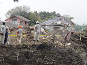 土砂で押しつぶされた神達地域の家（11月３日撮影）